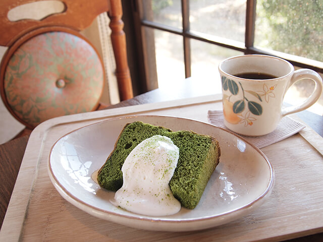 萩珈琲セットのスイーツは、抹茶・バニラメープル・チョコの3種のシフォンケーキから選べる