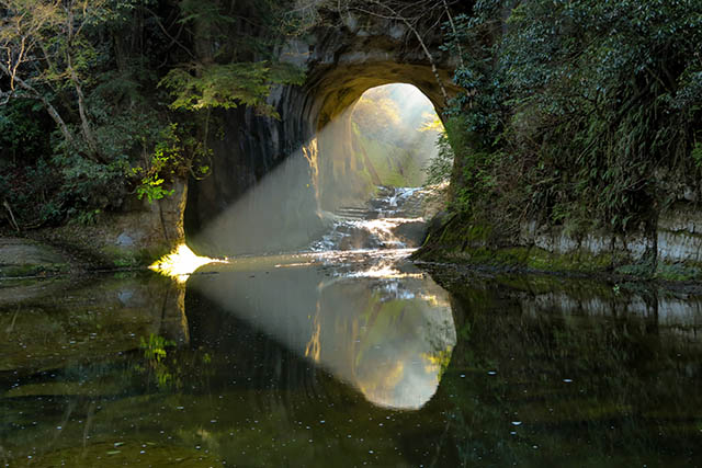 光のシルエットがハート形に見える「亀岩の洞窟」