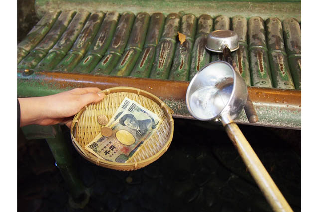 金運アップのご利益があると伝えられる「銭洗弁財天 宇賀福神社」でお金をお清め。