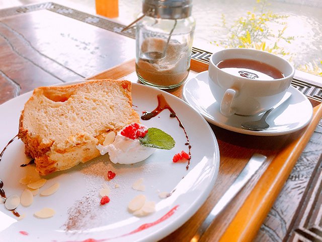 本日の手作りケーキセット。この日は、いちじくのシフォンケーキ。