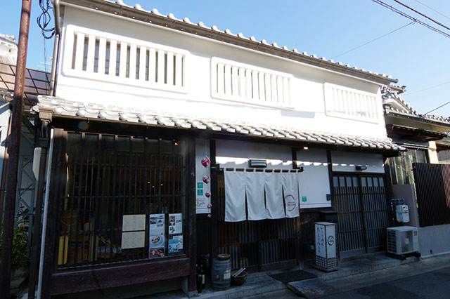 平格子や虫籠窓が残る伝統的な町家をリニューアルした店舗