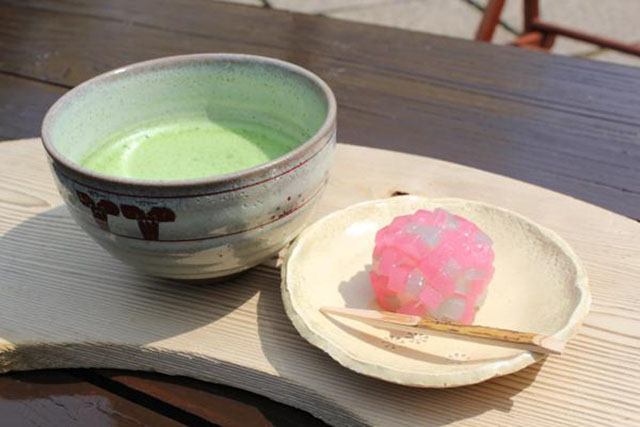 お抹茶と季節の和菓子 900円