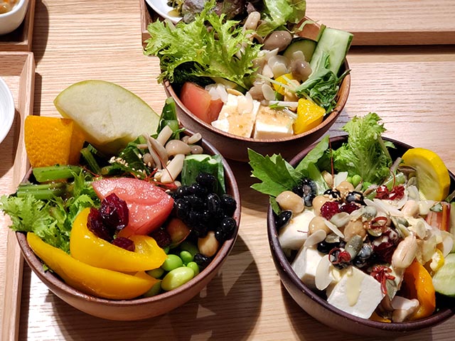 There is a one trip per person "salad bar" for 400 yen, i.e. * 400 yen for morning and lunch, 700 yen for night.