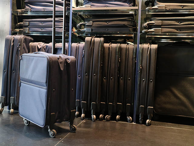 Soft luggage case that can be folded down to half its thickness