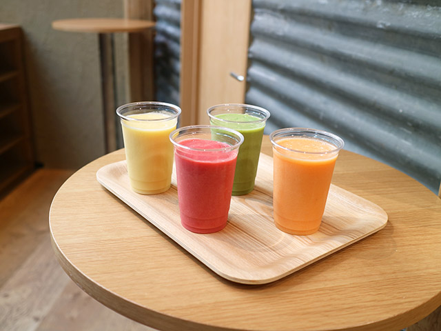 Upper left: ginger pine, Upper right: avocado kale, Lower right: orange carrot, Lower left: strawberry beets (for a limited time). All S size 350 yen and M size is 480 yen.