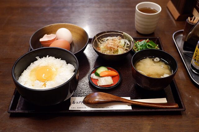 Rice egg bowl (one free topping/all-you-can-eat eggs)　800yen