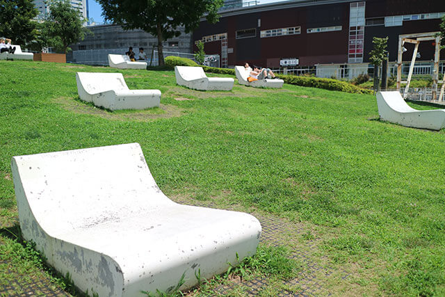 Wave-shaped Benches in LaLaport