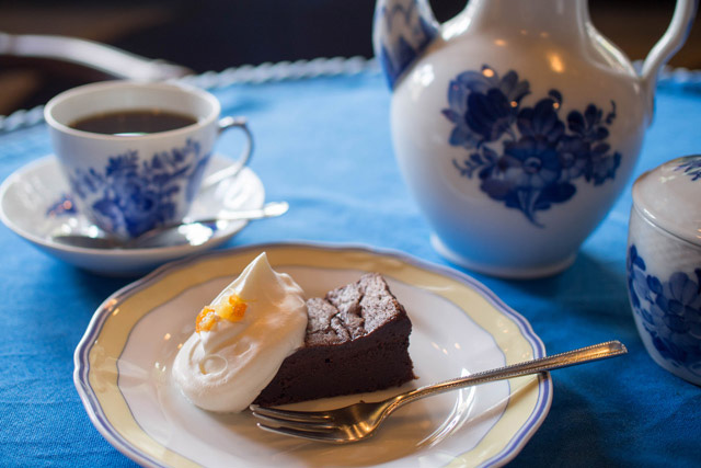 古典歌劇美式咖啡 880日圓、巧克力蛋糕580日圓（皆含稅）