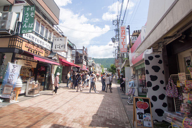 總是熱鬧又充滿朝氣的「舊輕井澤銀座商店街」