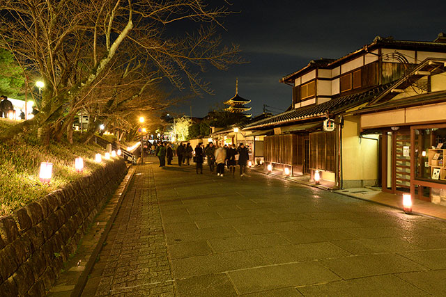 Lanterns and Flower Lane(Neneno-michi Ave.)  (C) Kyoto Hanatouro Promotion Council