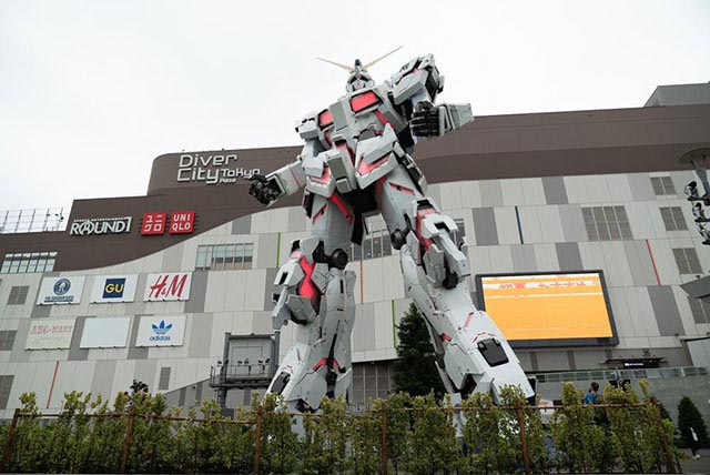 Unicorn Gundam statue