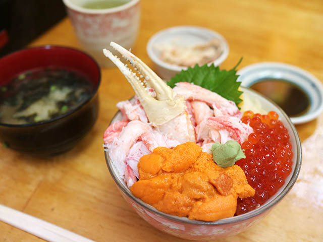 「元祖自選海鮮丼」小碗（自家製鮭魚卵、生海膽、螃蟹） 1800日圓