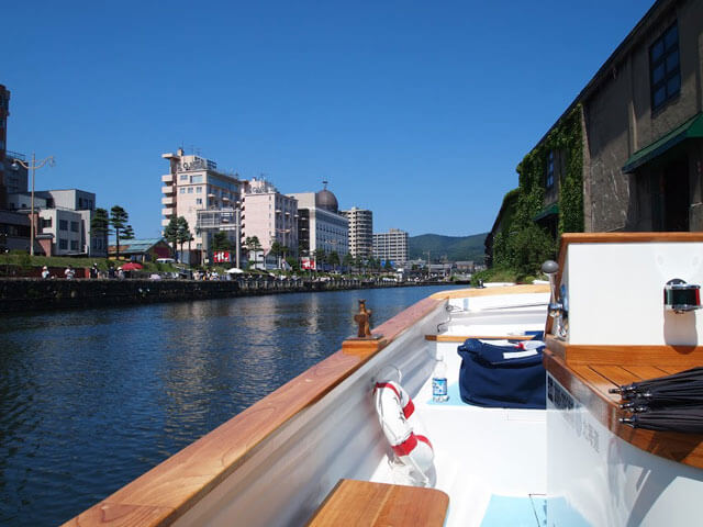 乘坐「小樽運河遊覽船」的途中景致