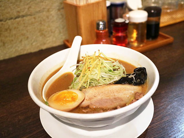 北海道で必食の一杯、濃厚な札幌味噌ラーメン。