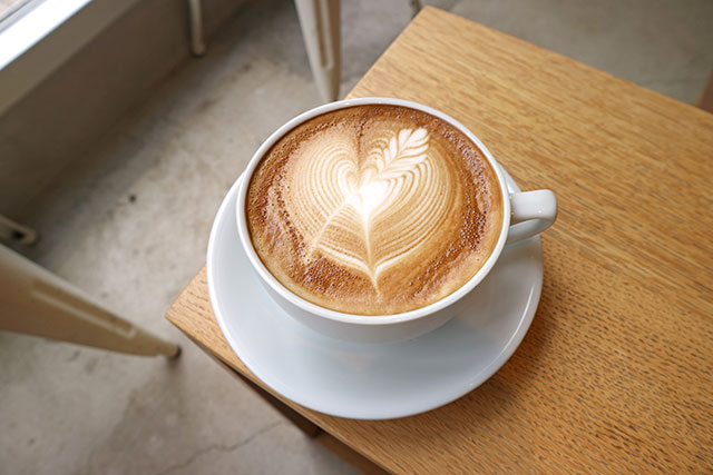 【中目黑】在沙發上享受冠軍拉花拿鐵！東京質感咖啡廳「Streamer Coffee Company」