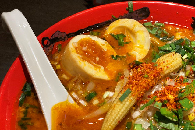 湯上面的玉米筍代表了店名「金棒」。