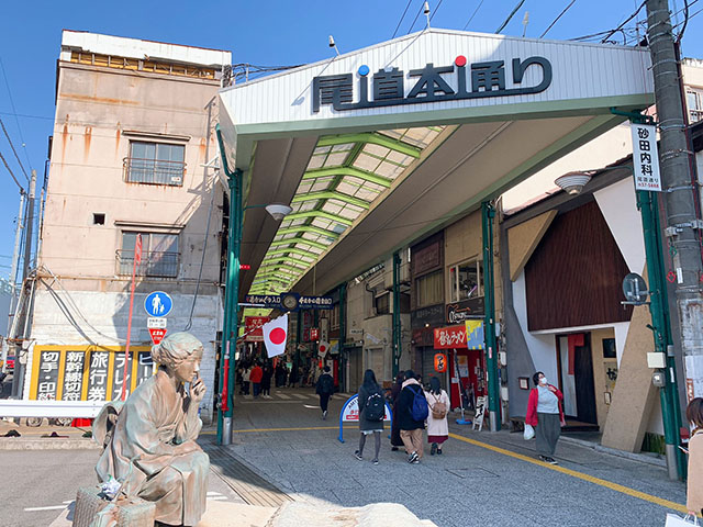 Enjoy strolling along Onomichi's retro shopping street