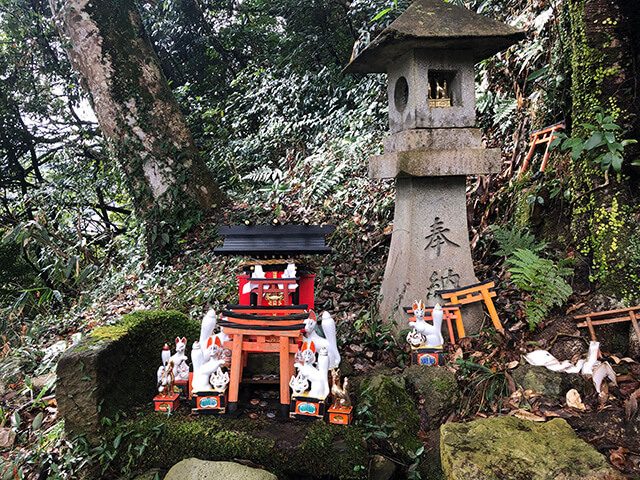 有許多象徵稻成神社的狐仙裝飾