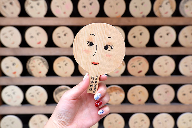 카와이 신사(河合神社)의 얼굴 팻말에 화장하기