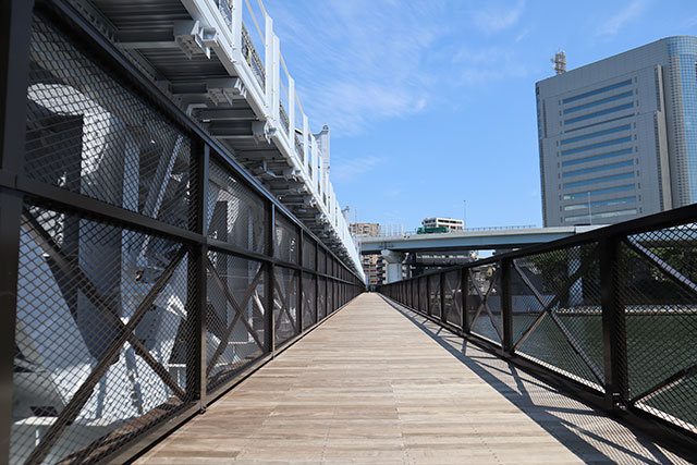 步道橋「Sumida River Walk」 晚上會進行打光