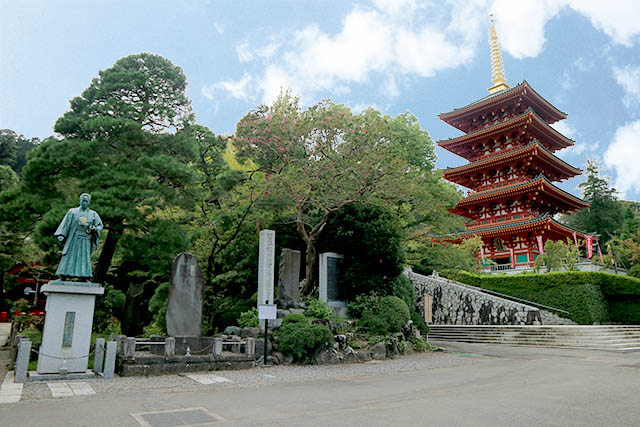 高幡不動尊金剛寺 左為土方歲三銅像