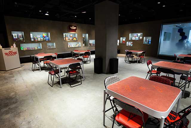 At Red Bodoge, visitors can enjoy tabletop board games amidst a relaxed atmosphere.