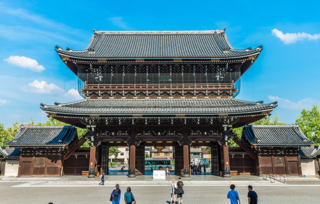 The sanmon gate at Higashi Honganji Temple in Kyoto