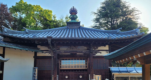 An example of temple roof decorated with a hoju