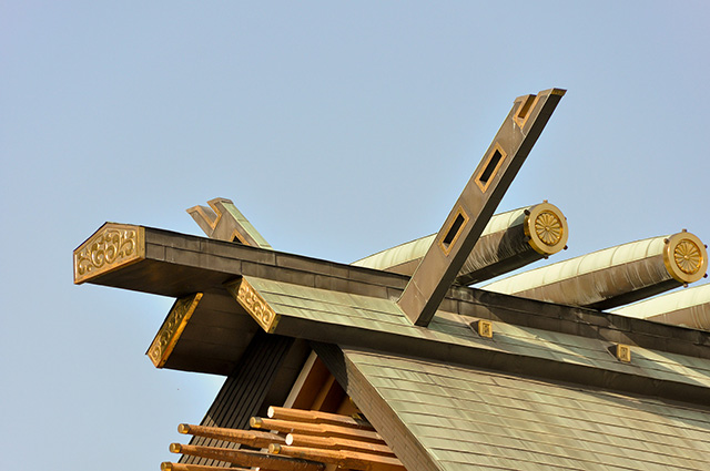 An example of a shrine roof with exposed Chigi and Katsuogi crossbars
Fg2, Public domain, via Wikimedia Commons