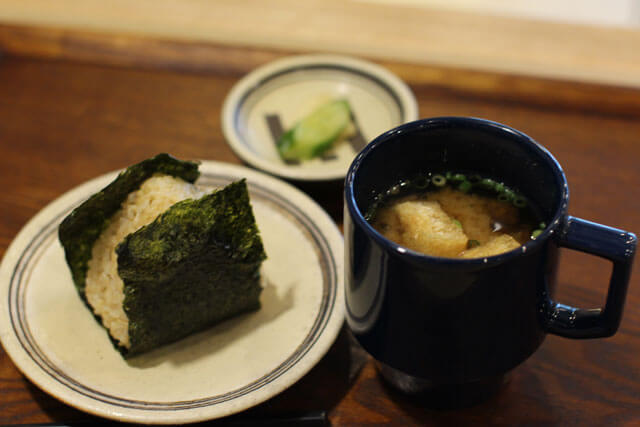 肉味噌入りの玄米おにぎり190円（税抜）