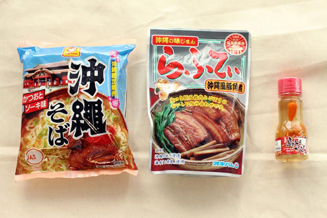 こーれーぐす（右端）はちゃんぷるーにかけても美味しい