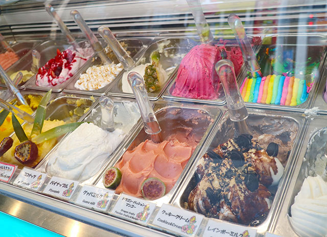 Fontana Gelatoの目を惹くジェラートが並ぶ