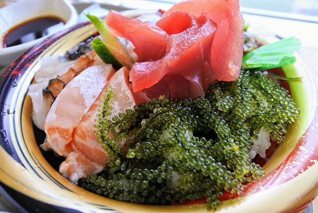 奥武島丼（600円/税込）。海鮮丼にスープとお茶が付きます