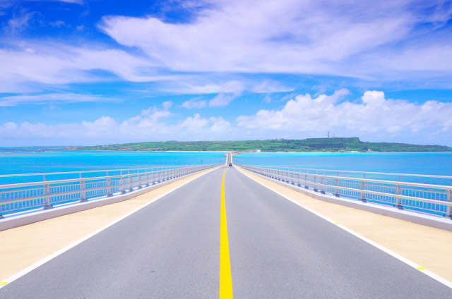 日本一の橋を通って沖縄で最もホットな島へ！「宮古島～伊良部島ドライブコース」
