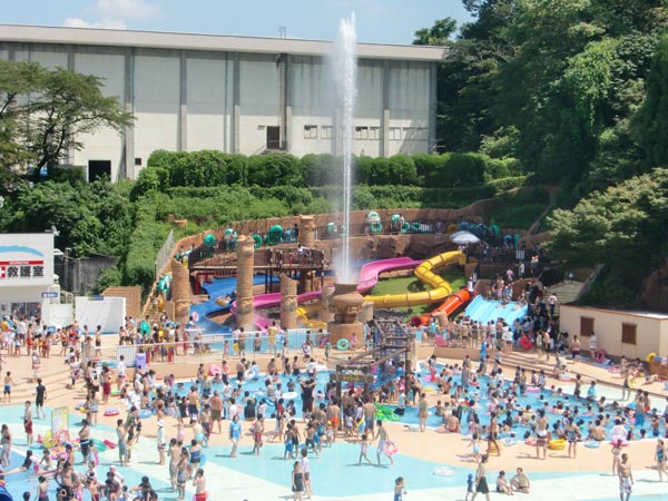 巨大噴水などの水のアトラクション満載！日本モンキーパーク「水の楽園モンプル」
