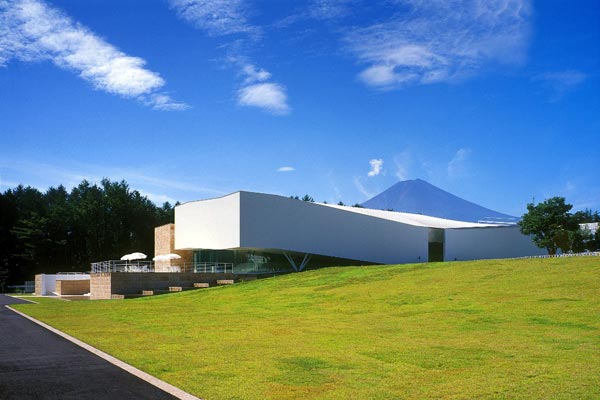 「フジヤマ　ミュージアム」は、世界遺産・富士山を堪能できる美術館。