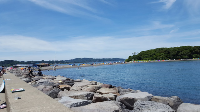 駐車場から見える沖ノ島。けっこう距離はありますが歩きやすい道です。
