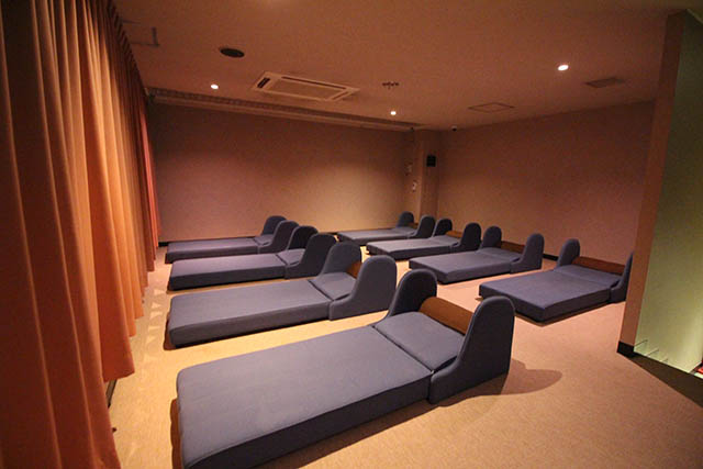 リクライニングソファ完備の仮眠室。