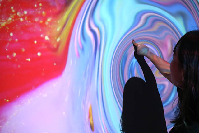 日本初上陸】「OCEAN BY NAKED 光の深海展」横浜の最新デジタルアート