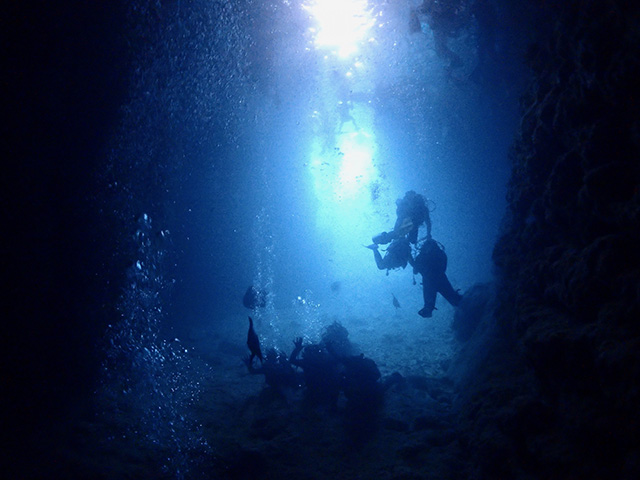 【沖縄】青の洞窟を沖縄で楽しむ！ ベストシーズンやツアーの選び方を解説