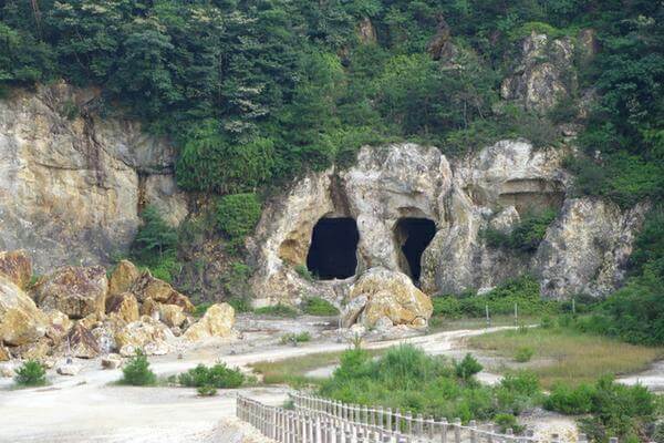 むき出しの岩肌や洞穴が残る「泉山磁石場」