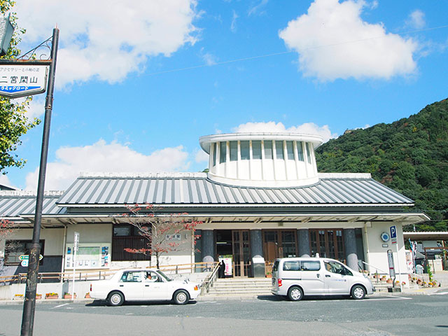 こじんまりした駅舎
