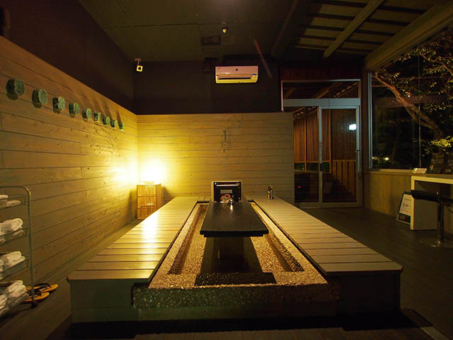 クーラー付きの空間で夏場も足湯が楽しめる！