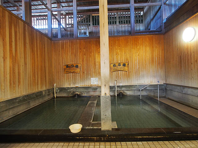 &ldquo;あつ湯&rdquo;と&rdquo;ぬる湯&rdquo;で分かれている「元湯」