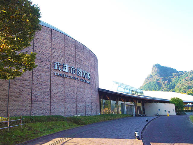 まるで美術館のような佇まいの「武雄市図書館」