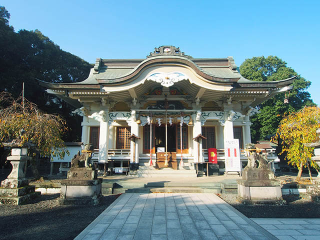 武雄神社本殿と、大楠の手前にある鳥居