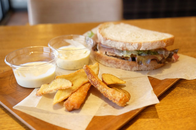 びわサーモンフィッシュ＆ベルギー産フレンチフライ：1400円（手前・税込）、日替わりサンド（写真は玉子と生ハム）：800円（税込）