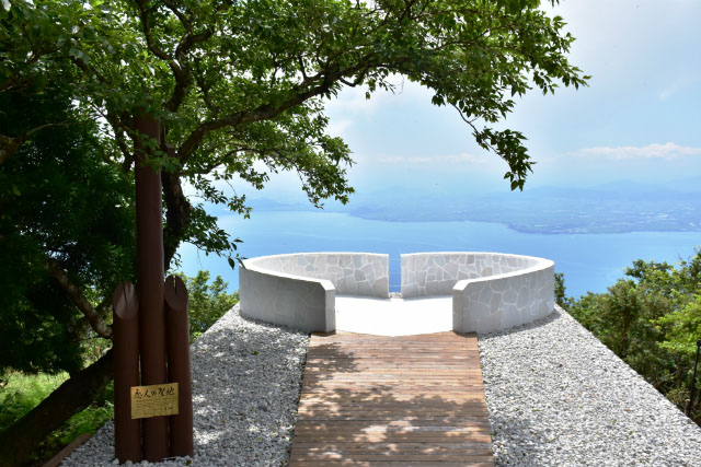 ハート型の壁に囲まれた、恋人たちのための幸せスポット