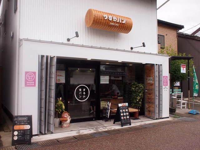 旧北国街道沿いに建ち、地元客や観光客でにぎわう