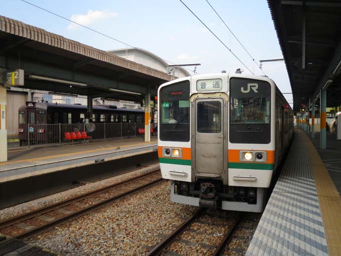 桐生駅（群馬県）。手前の電車はＪＲなので乗車可能。奥の列車は別会社なので別料金。